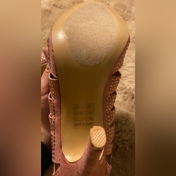 Fashion Nova pink 6.5 woman’s heels - Picture 6 of 7